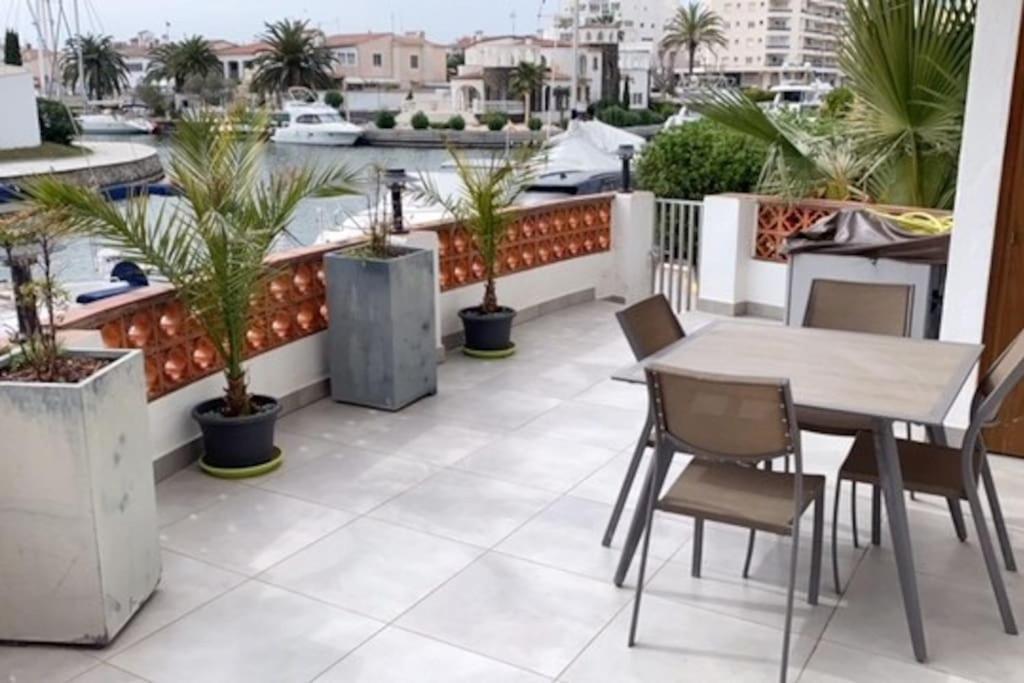 Appartement Terrasse Emplacement N° 1 เอมปูเรียบราบา ภายนอก รูปภาพ